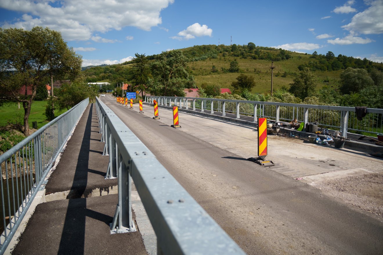 Dolgoznak a mikóújfalusi hídon •  Fotó: Tuchiluș Alex