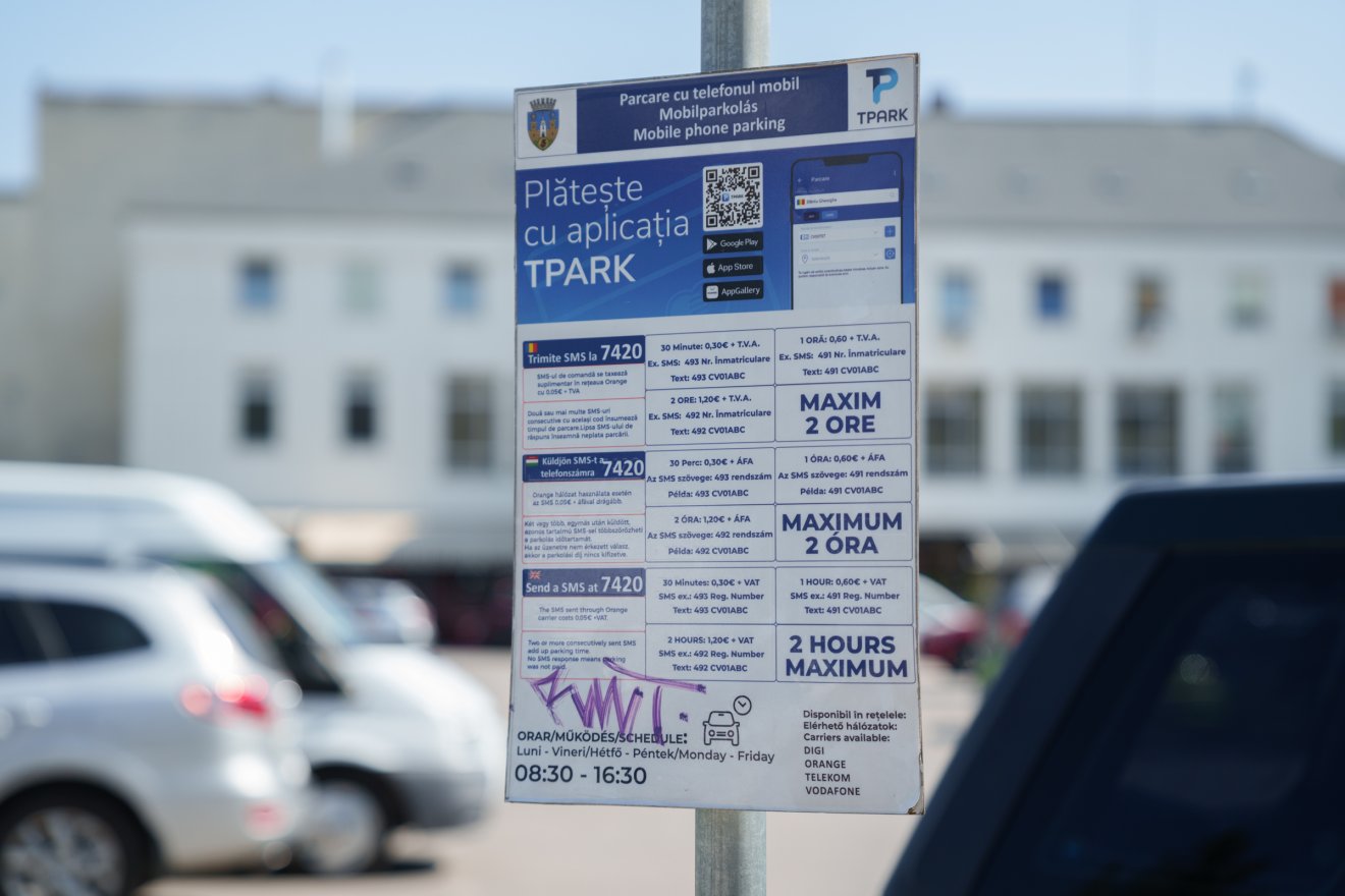 Egy SMS-sel is megoldható a parkolás – csak gyakorolni kell •  Fotó: Tuchiluș Alex