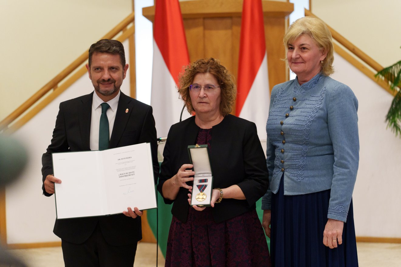 Pető Mária fizikatanárnő rendíthetetlenül végzi tehetséggondozói és fizikát megszerettető tevékenységét •  Fotó: Tuchiluș Alex