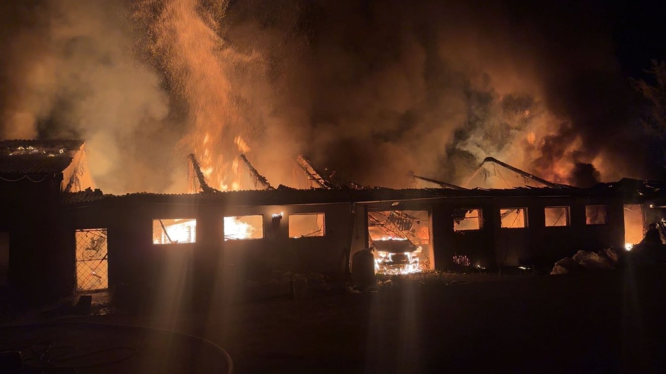 Közel 10 km-ről látszottak a lángok •  Fotó: Kovászna megyei tűzoltóság