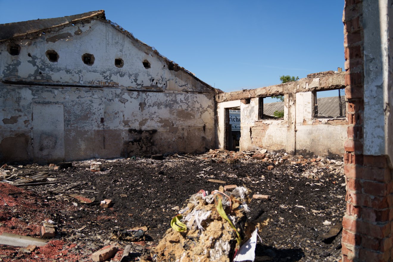 Egy nappal a tűzeset után minden el van takarítva a leégett raktárépületből •  Fotó: Tuchiluș Alex