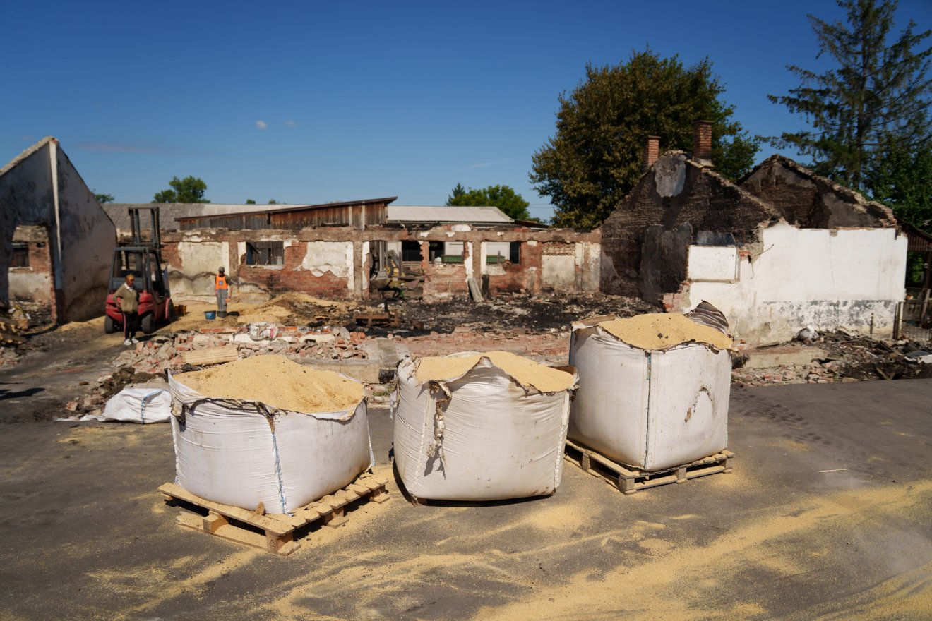 A zsákok fele leégett, a bennük tárolt szója egy része talán még menthető. •  Fotó: Tuchiluș Alex