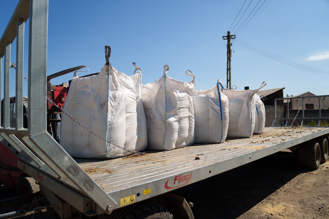 A 100 tehén takarmányának szánt szója –néhány zsákkal sikerült megmenteni •  Fotó: Tuchiluș Alex