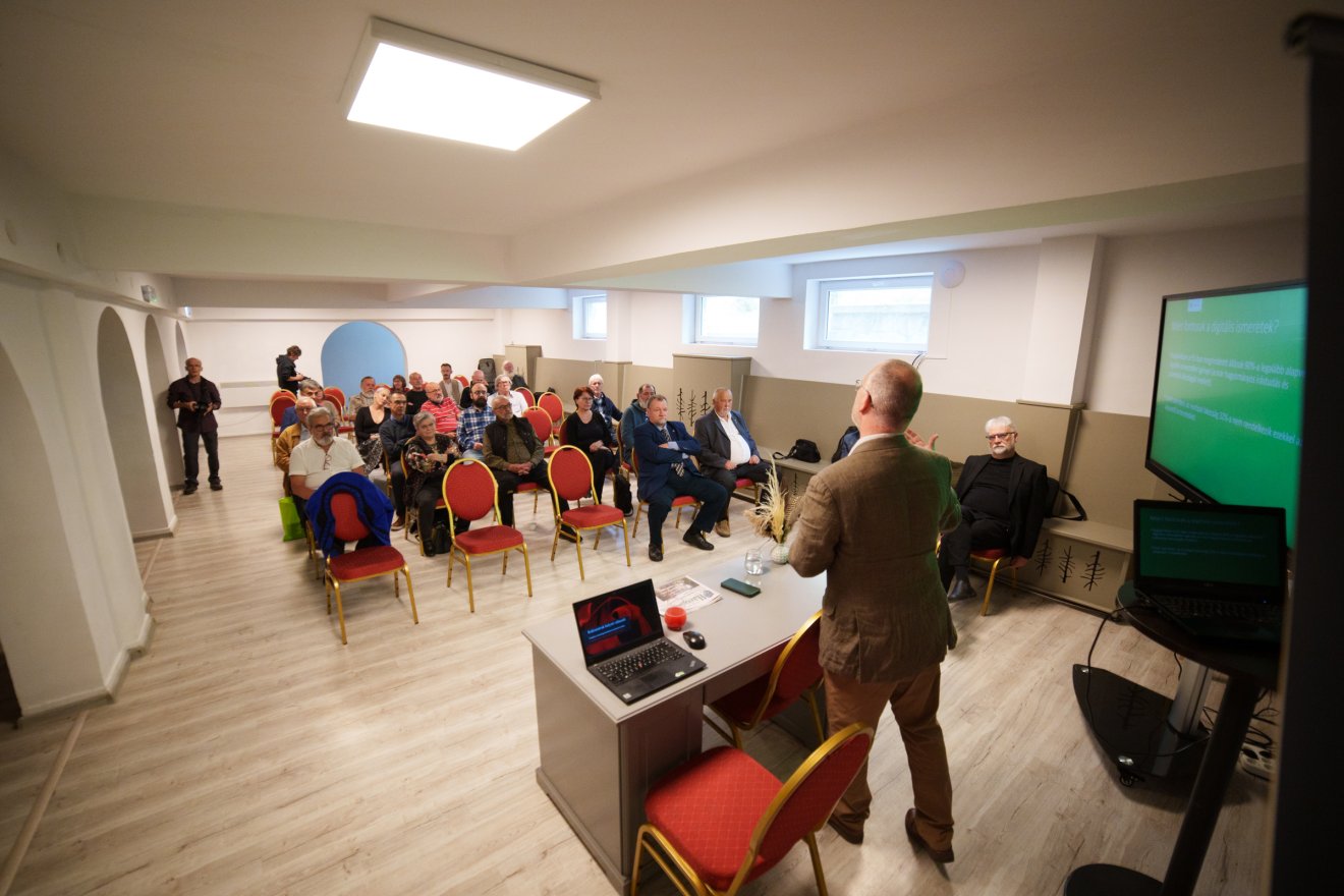 Az ingyenes tartalmakért sokszor fizetünk személyes adatainkkal, amit jó esetben a rendszerek profilozásra használnak fel (pl. hogy személyre szabottan hirdethessenek nekünk), rosszabb esetben viszont manipulálás, félrevezetés célpontjai lehetünk – hangzott el •  Fotó: Tuchiluș Alex