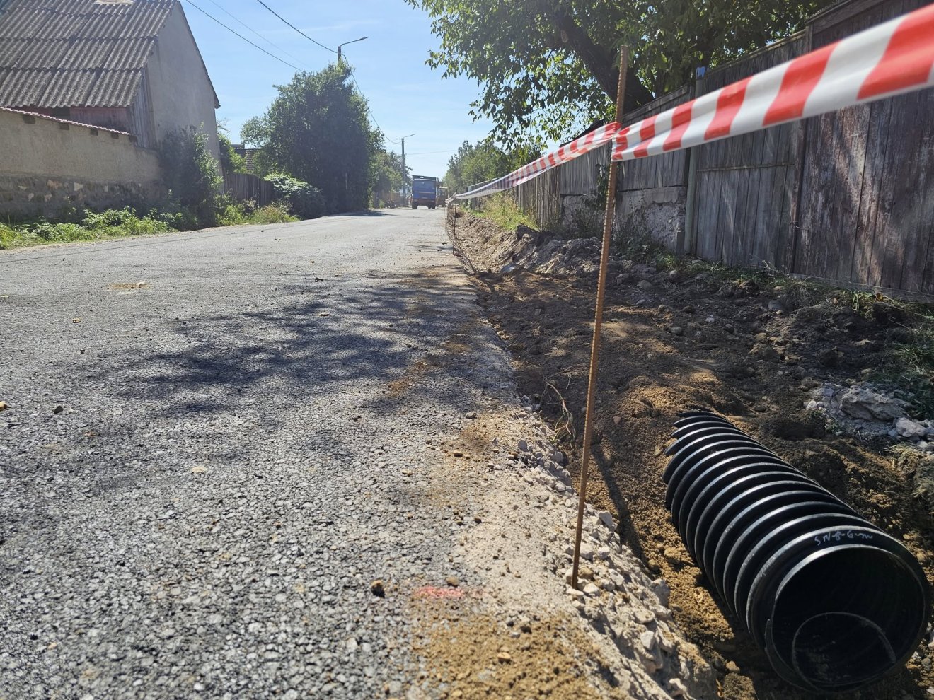 Vízelvezető árkokat alakítanak ki, kaviccsal burkolják az utat, ezután jön az aszfalt • Fotó: Imets Lajos
