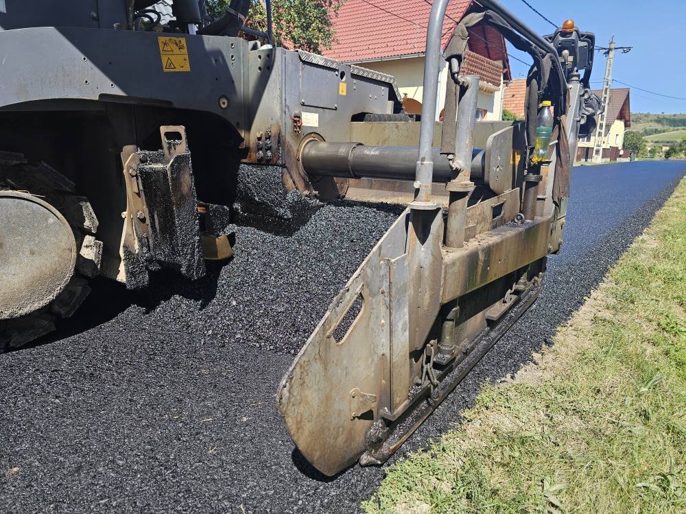 Öt centiméteres kopóréteg kerül az utakra •  Fotó: Imets Lajos