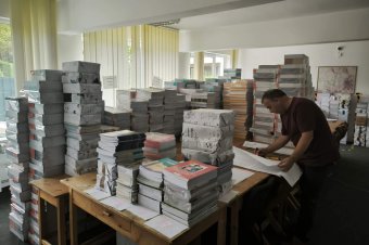 Miért és még meddig késnek a magyar tankönyvek Romániában? – Kallós Zoltán államtitkár válaszolt a Krónikának