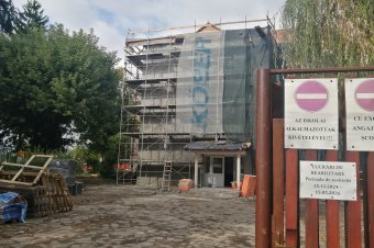 Még egy tanévnyi áldozat a Váradi József Általános iskola megújulásáért