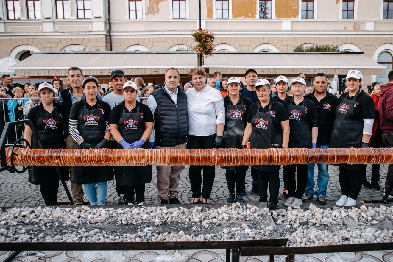 Hargita megyeiek sütötték a 21 méteres kürtőst &bullet;  Fotó: Csulak Zoltán