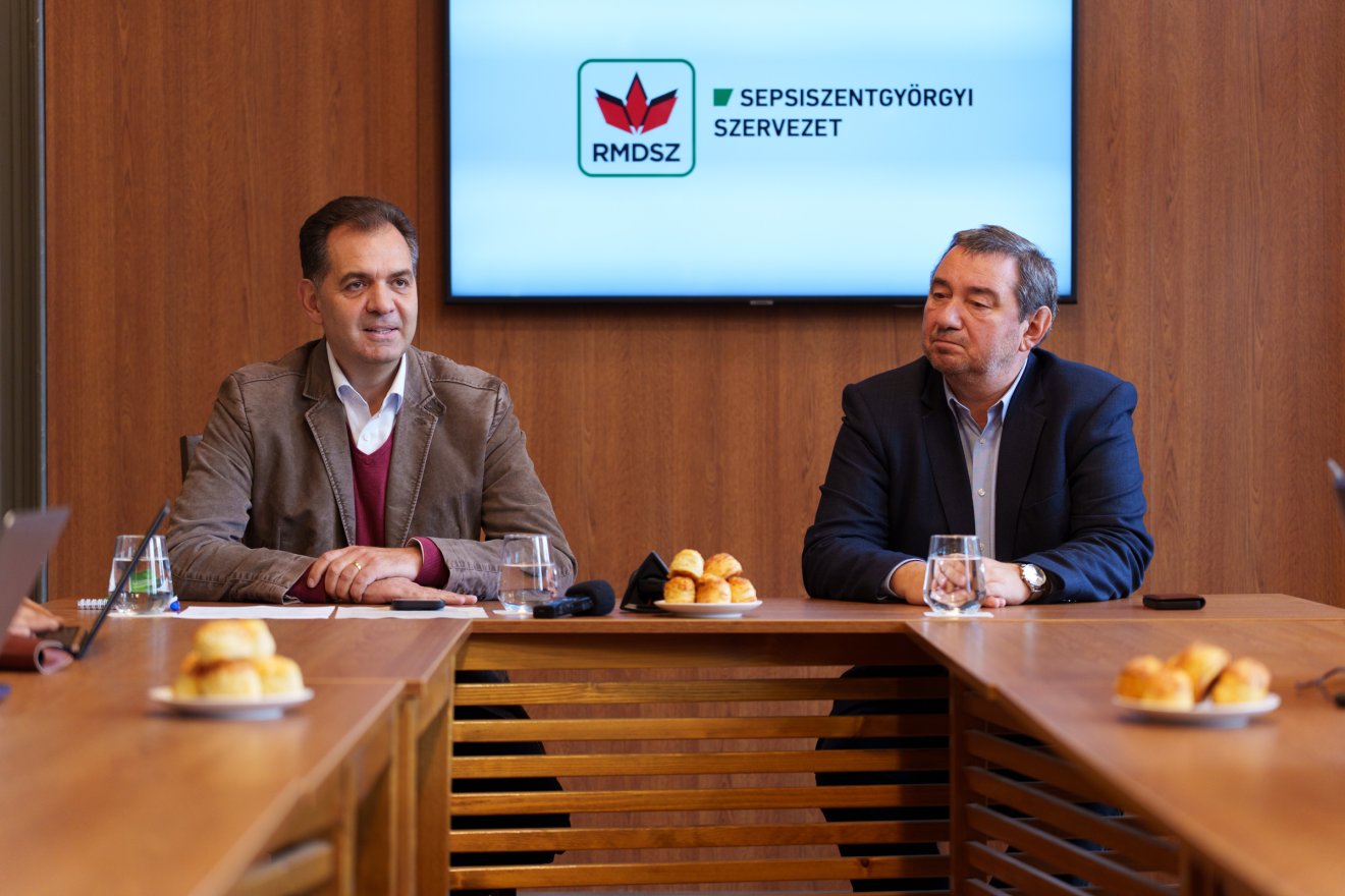 Antal Árpád és Tóth-Birtan Csaba 16 évig vezették az RMDSZ sepsiszentgyörgyi szervezetét •  Fotó: Tuchiluș Alex
