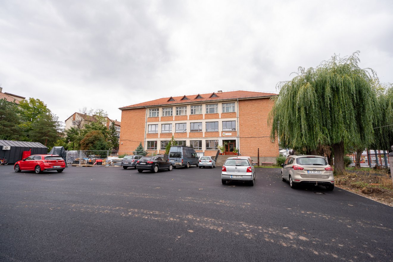 A Berde Áron Gazdasági Líceum is több pénzt kap a tervezettnél az udvar rendezésére • Fotó: Sepsiszentgyörgyi önkormányzat/Facebook