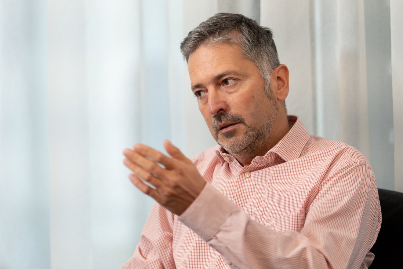 Bihari Béla, az Egnosis vezetője: az első levélváltástól egy év telt el a szerződéskötésig, de a technológia ennyi idő alatt is óriásit lépett előre, nehéz utolérni • Fotó: Ürmösi Levente Mihály