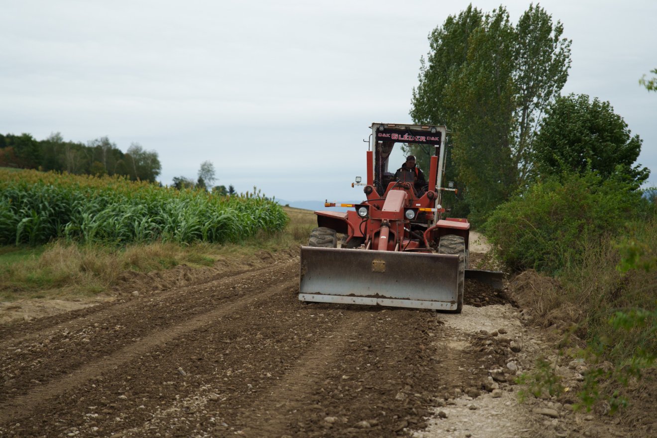 Előkészítik a terepet az aszfaltozáshoz a Gelencéhez tartozó Haraly és Zabola között &bullet;  Fotó: Tuchiluș Alex
