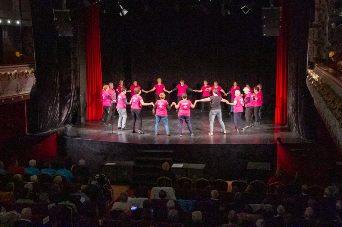 A zetelaki szépkorúak is bebizonyították, hogy a tánc fiatalon tart •  Fotó: Tibodi Ferenc / Gyulafehérvári Caritas