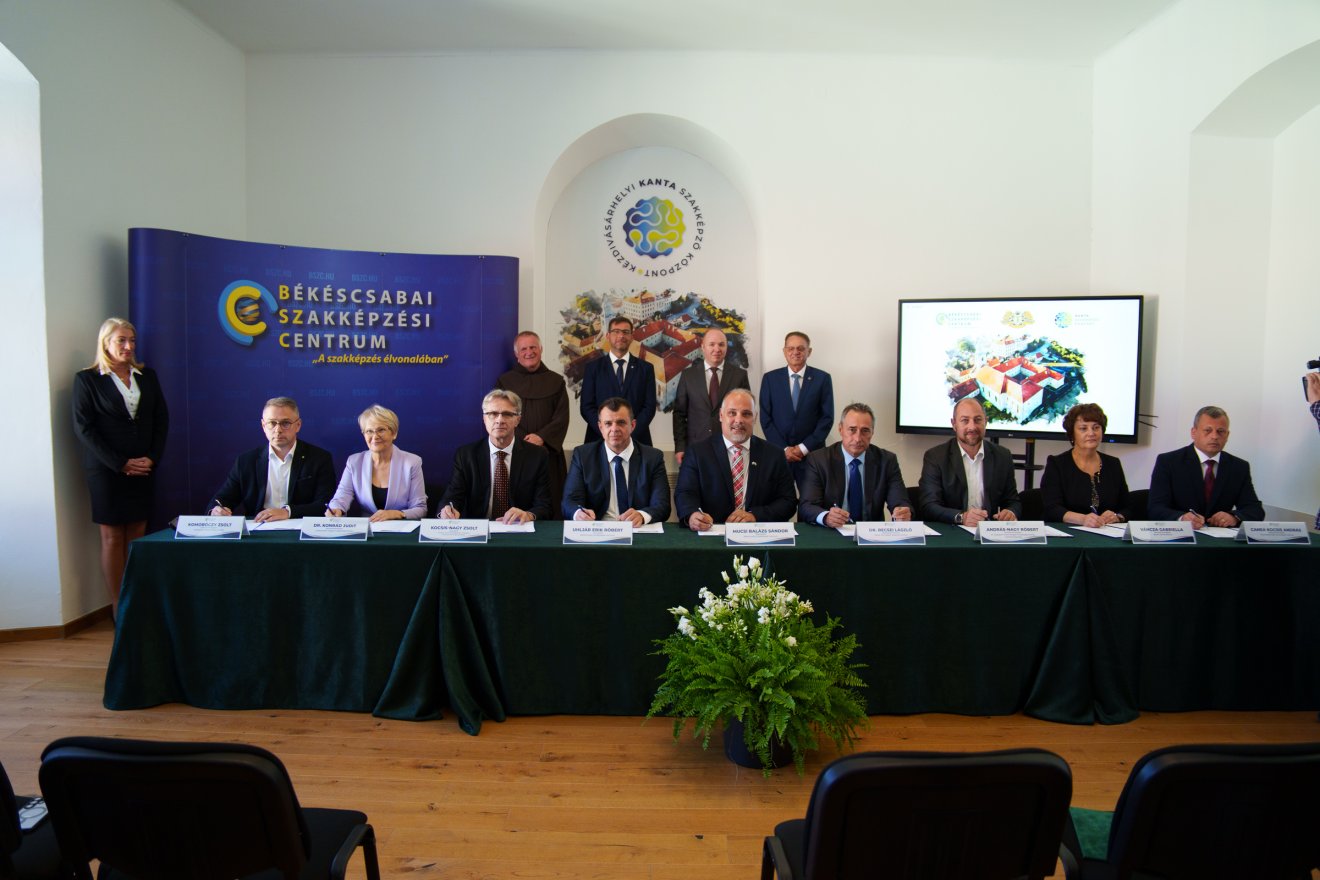 A Kanta Szakképző Központ tanévnyitóján írták alá az együttműködési szándéknyilatkozatot •  Fotó: Tuchiluș Alex
