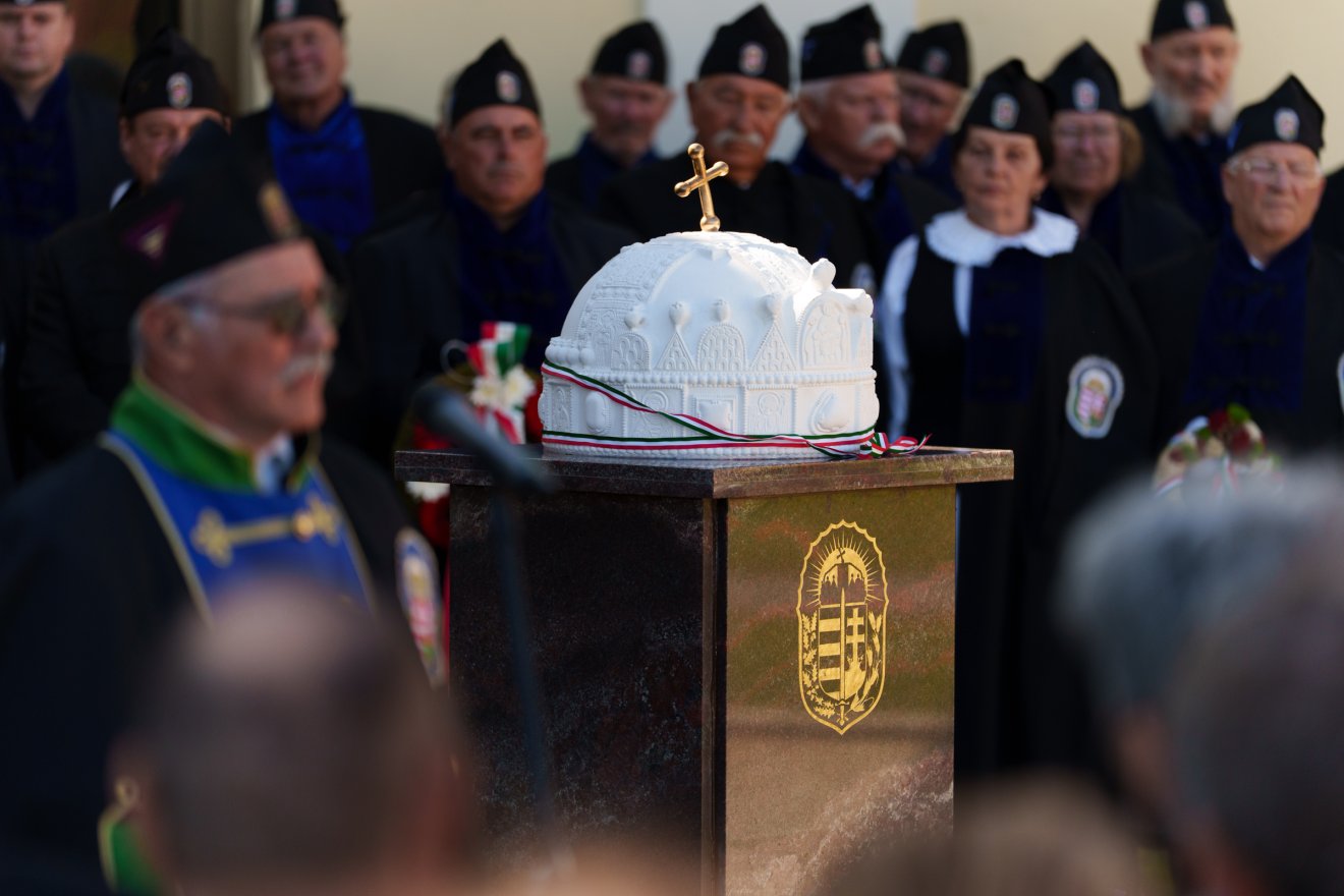 Ünnepélyesen felavatták a Szent Koronát ábrázoló műalkotást •  Fotó: Tuchiluș Alex