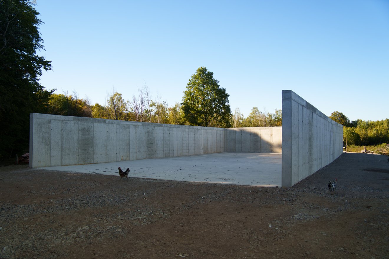 Hatalmas trágyalerakó készül &bullet;  Fotó: Tuchiluș Alex
