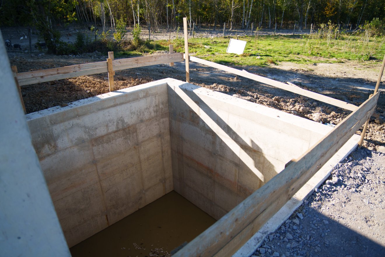 Ide folyik a trágyalé, ami megerjesztve kerül ki a földekre &bullet;  Fotó: Tuchiluș Alex