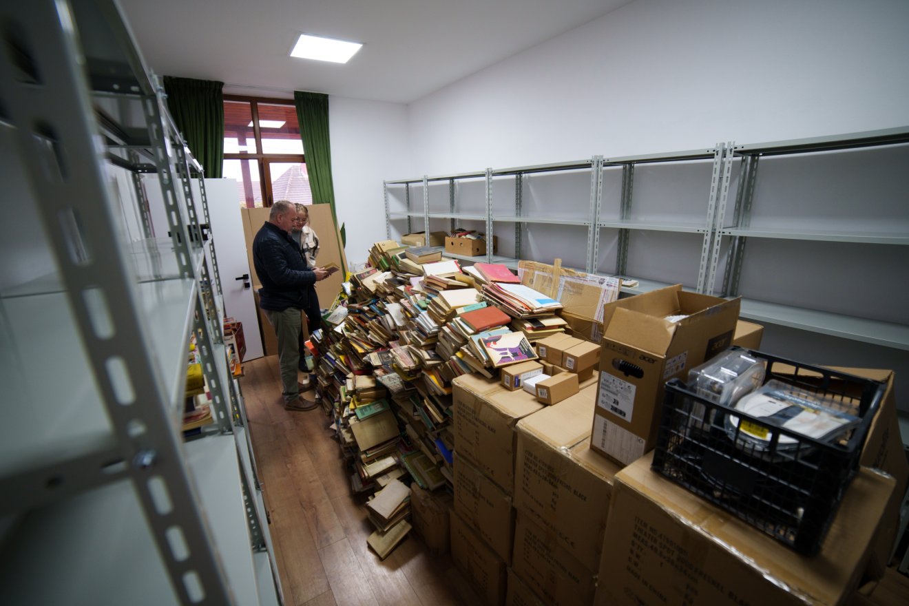 Sepsikőröspatakon most rendezik be az új könyvtárat •  Fotó: Tuchiluș Alex