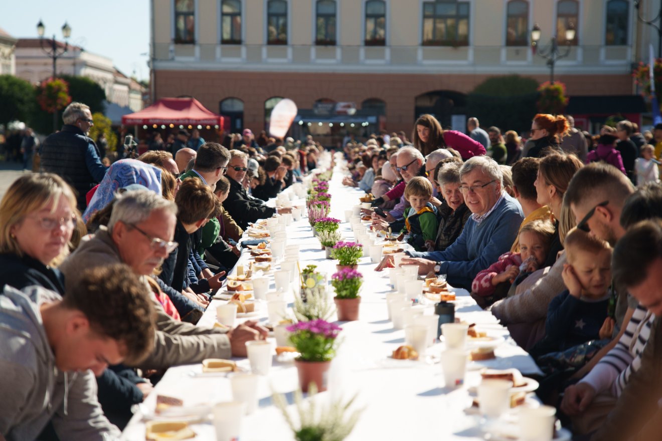 Kürtőskalács, mézes kenyér, kakaós kávé került az asztalra az óriásreggelin &bullet;  Fotó: Tuchiluș Alex