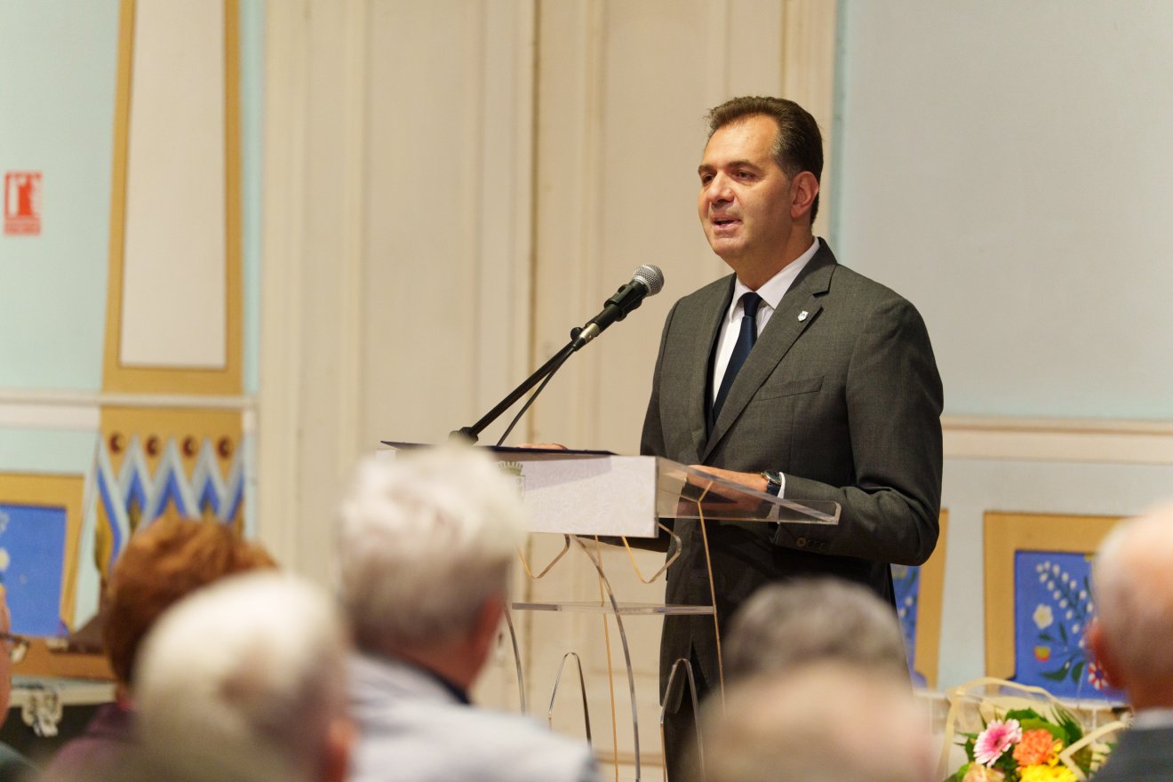 „Önök tanítanak minket arra, hogy az igazi érték nem a gyorsan jövő siker, hanem az évtizedeken át tartó hűség, nem a hangos szavak, hanem a csendes kitartás, nem a rohanó világ, hanem  a biztos családi háttér, amelyre mindig lehet számítani” – címezte szavait az ünnepelteknek a polgármester •  Fotó: Tuchiluș Alex