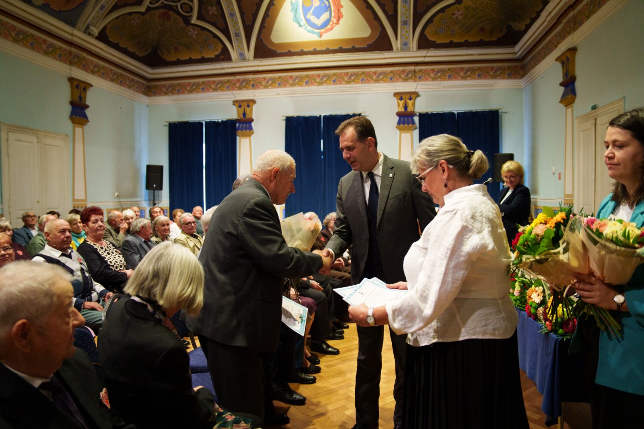 A polgármester minden ünnepelt párnak egy emléklapot és egy virágcsokrot adott át •  Fotó: Tuchiluș Alex