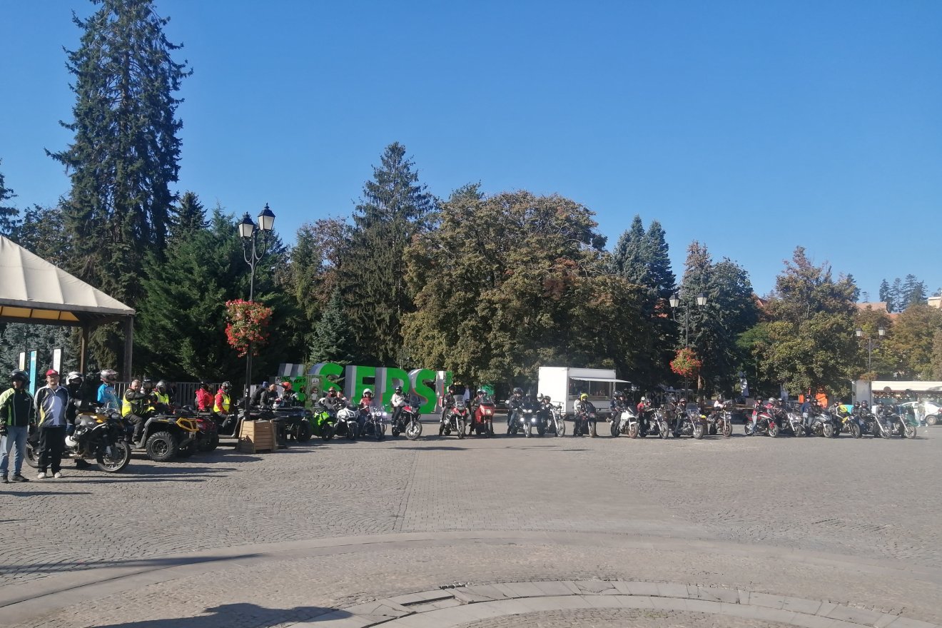 A főtéren is bemutatkoznak a motorosok és az irisz Ház fiataljai •  Fotó: Bodor Tünde