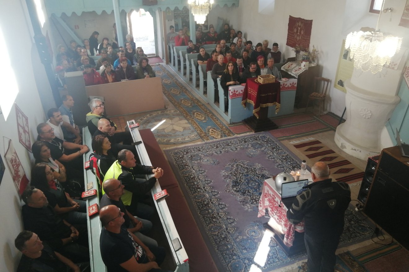 Szokatlan fényesség és tele padsorok a kis erősdi templomban •  Fotó: Bodor Tünde