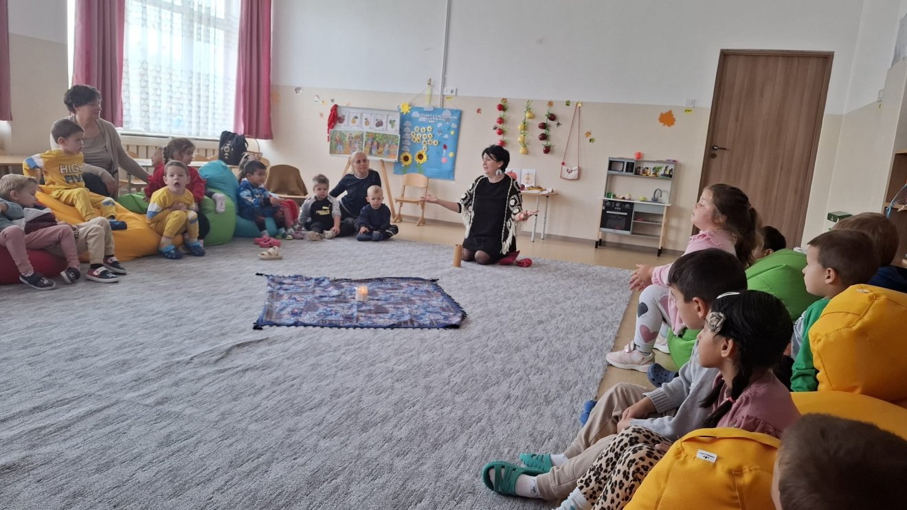 Bálint Katalin a Szatmár megyei Lázárit kapcsolta be a mesefesztiválba •  Fotó: Szabó Enikő/Facebook