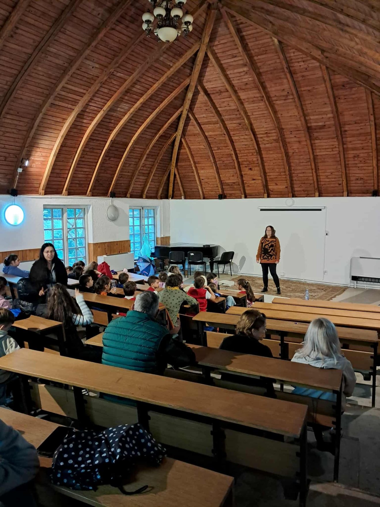 Zalka Csenge Virág a marosvásárhelyi állatkertben mesélt a gyerekeknek • Fotó: Szabó Enikő/Facebook