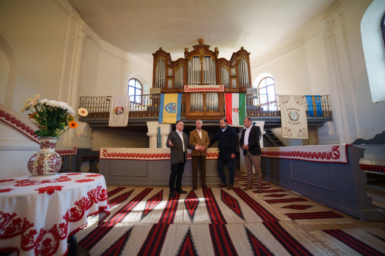 Helyszíni szemlén a református templomban •  Fotó: Tuchiluș Alex