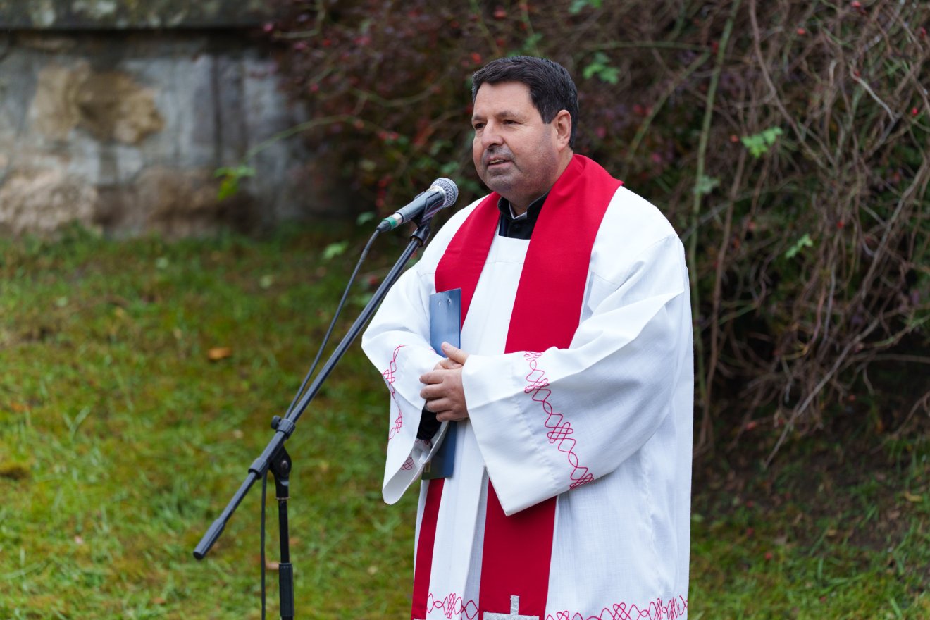 Áldást mondott Ilyés Zsolt plébános •  Fotó: Tuchiluș Alex