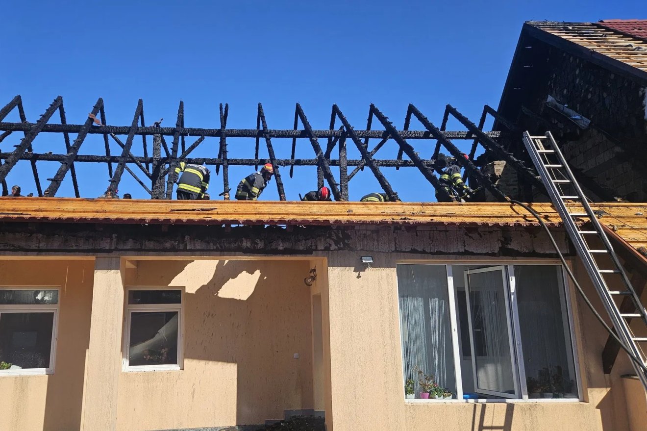 Tűz pusztított Vargyason: melléképületeket, lakóházat érintett • Fotó: Vargyas Község Önkormányzata/Facebook