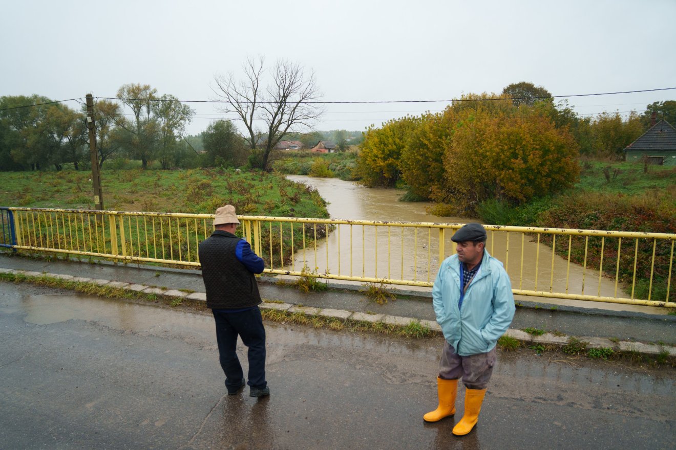 Az emberek folyamatosan figyelik a folyót. Van, aki a házát, más az állatait félti •  Fotó: Tuchiluș Alex