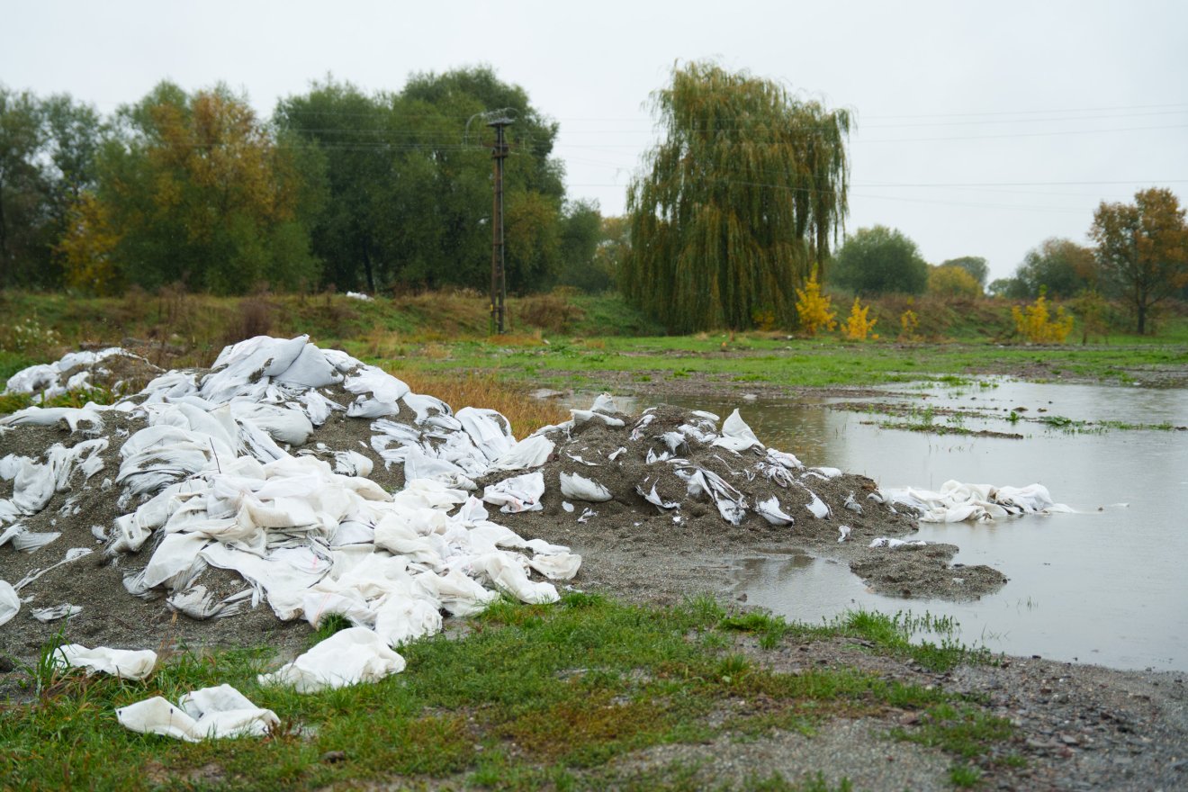 A tavaszi árvíz után még itt maradtak a homokzsákok •  Fotó: Tuchiluș Alex