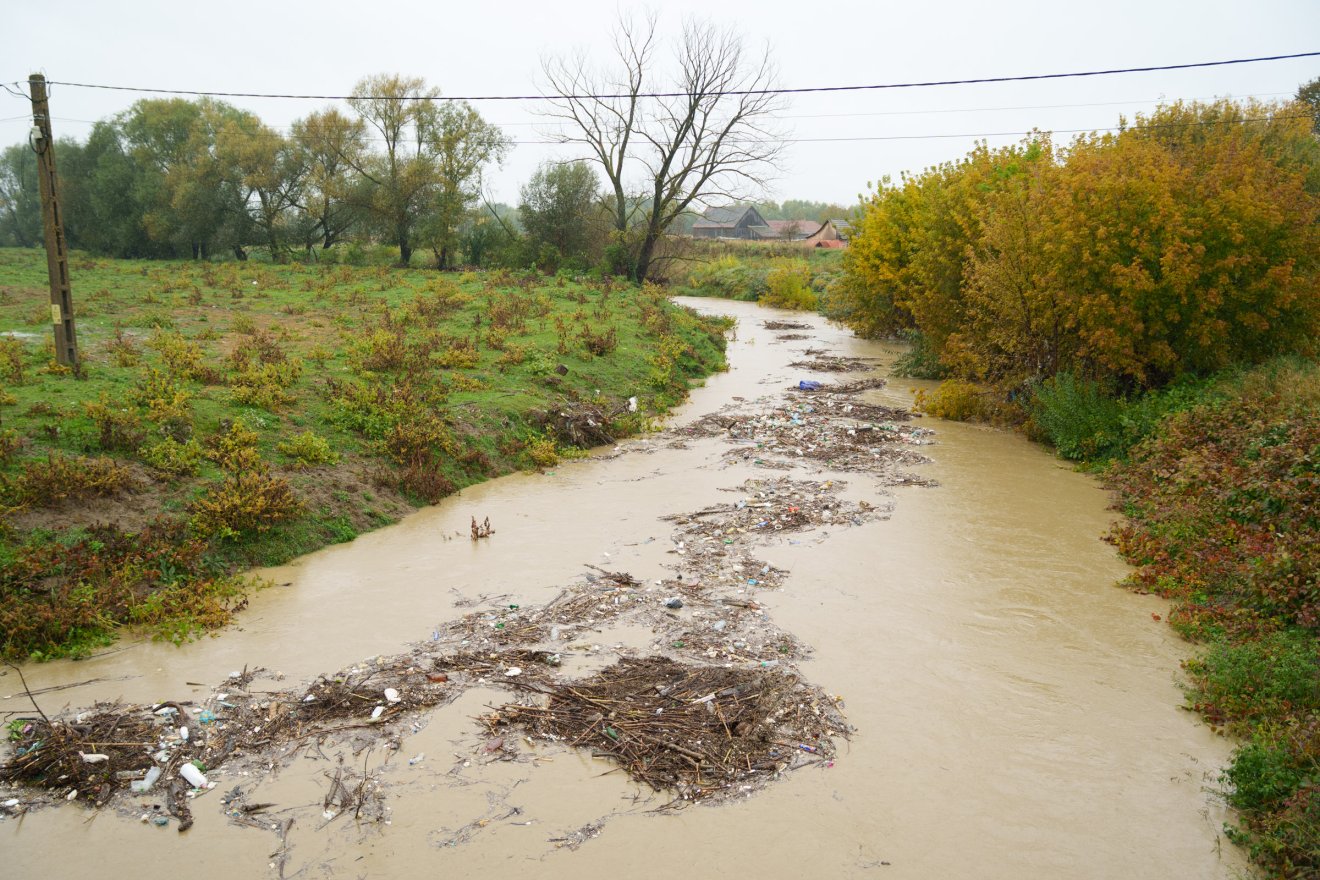 Kökösbácsteleken hordalékot hoz magával a Tatrang •  Fotó: Tuchiluș Alex