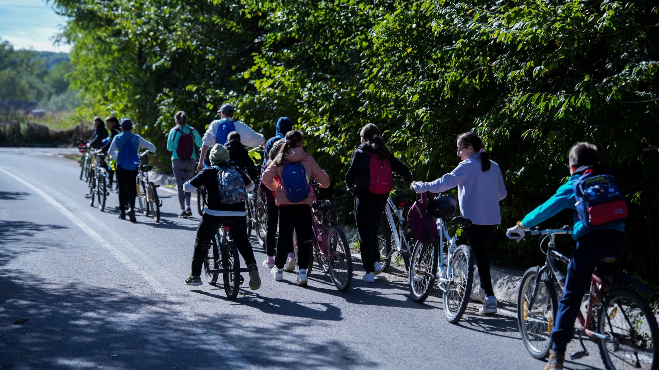 Az uzoni diákok közösségépítő biciklis túrán vettek részt a községben &bullet;  Fotó: Vajna János