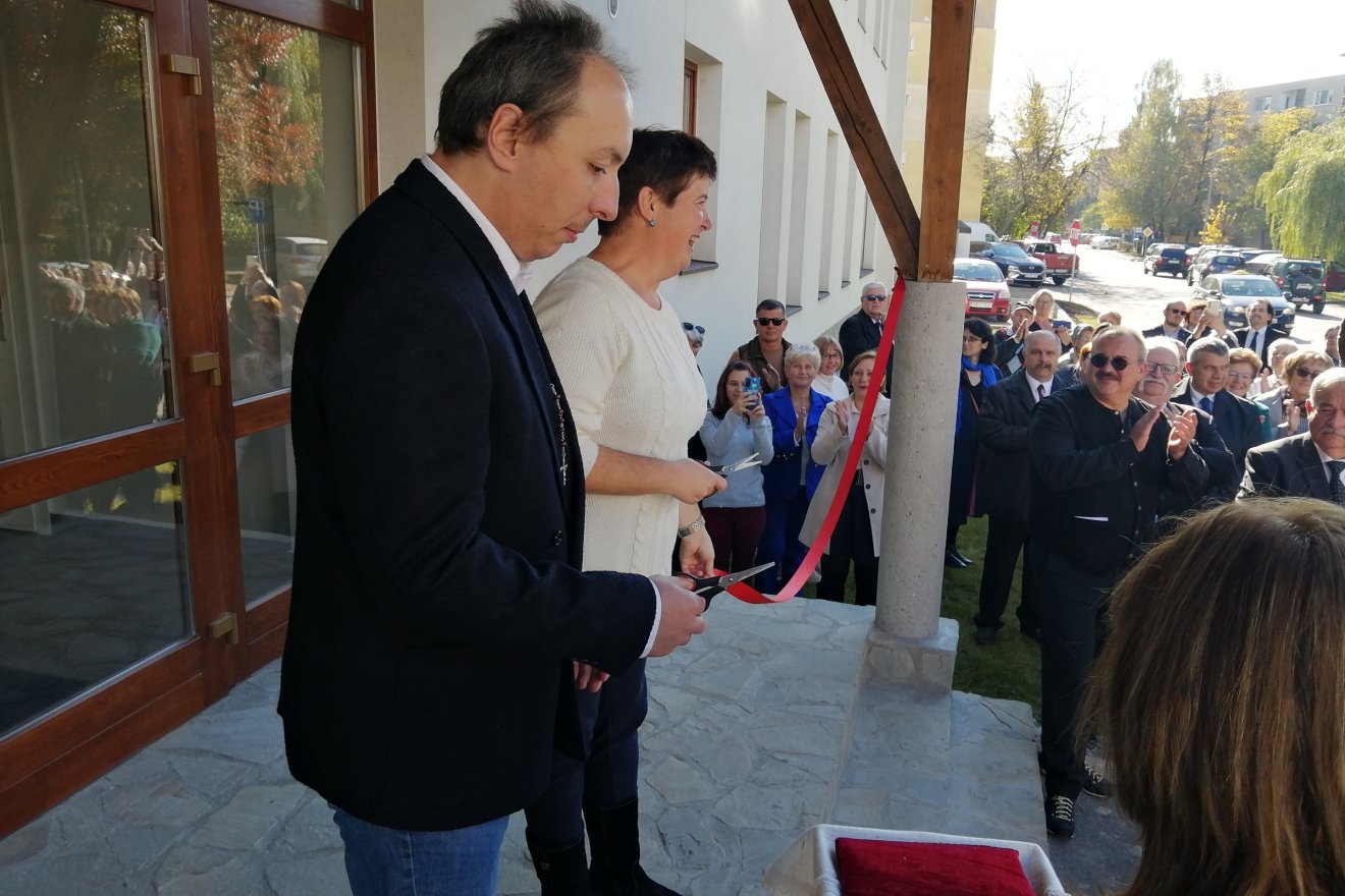 Az Írisz Ház két foglalkoztatottja vágta át az avatószalagot •  Fotó: Bodor Tünde