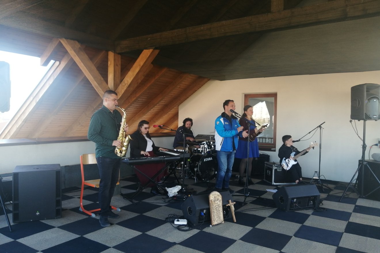 Az avató után a fogyatékkal élőkből álló Music Mánia koncertezett a tetőteraszon •  Fotó: Bodor Tünde