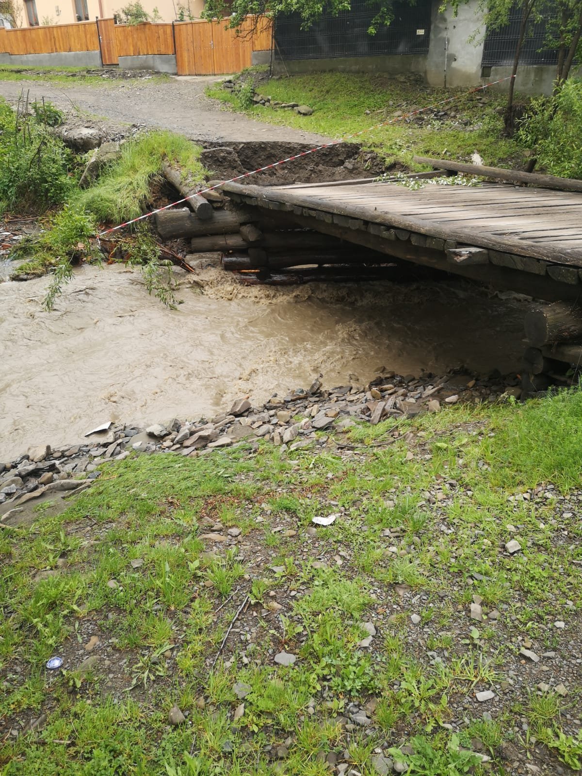 A Zágon pataka feletti autós forgalmat kiszolgáló hidat is újra kellett építeni Ilyen volt az áradások után &bullet;  Fotó: Kiss Augustin