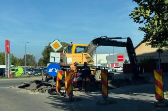 Elkezdték a régóta várt körforgalom kialakítását Kovásznán