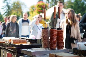 Székely pizza vagy szent édesség? – Már a kürtőskalács sajtos-sós változata is hódít