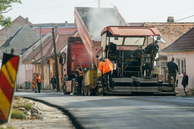 Régóta várt pillanat: rákerült az első aszfaltréteg a baróti Kossuth Lajos utcára