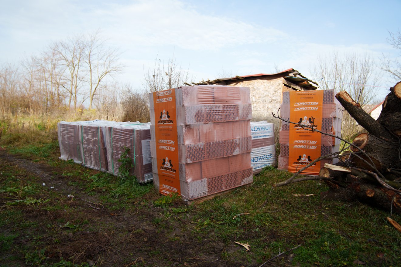 Építkezési anyagok állnak a nagyborosnyói udvarokon •  Fotó: Tuchiluș Alex