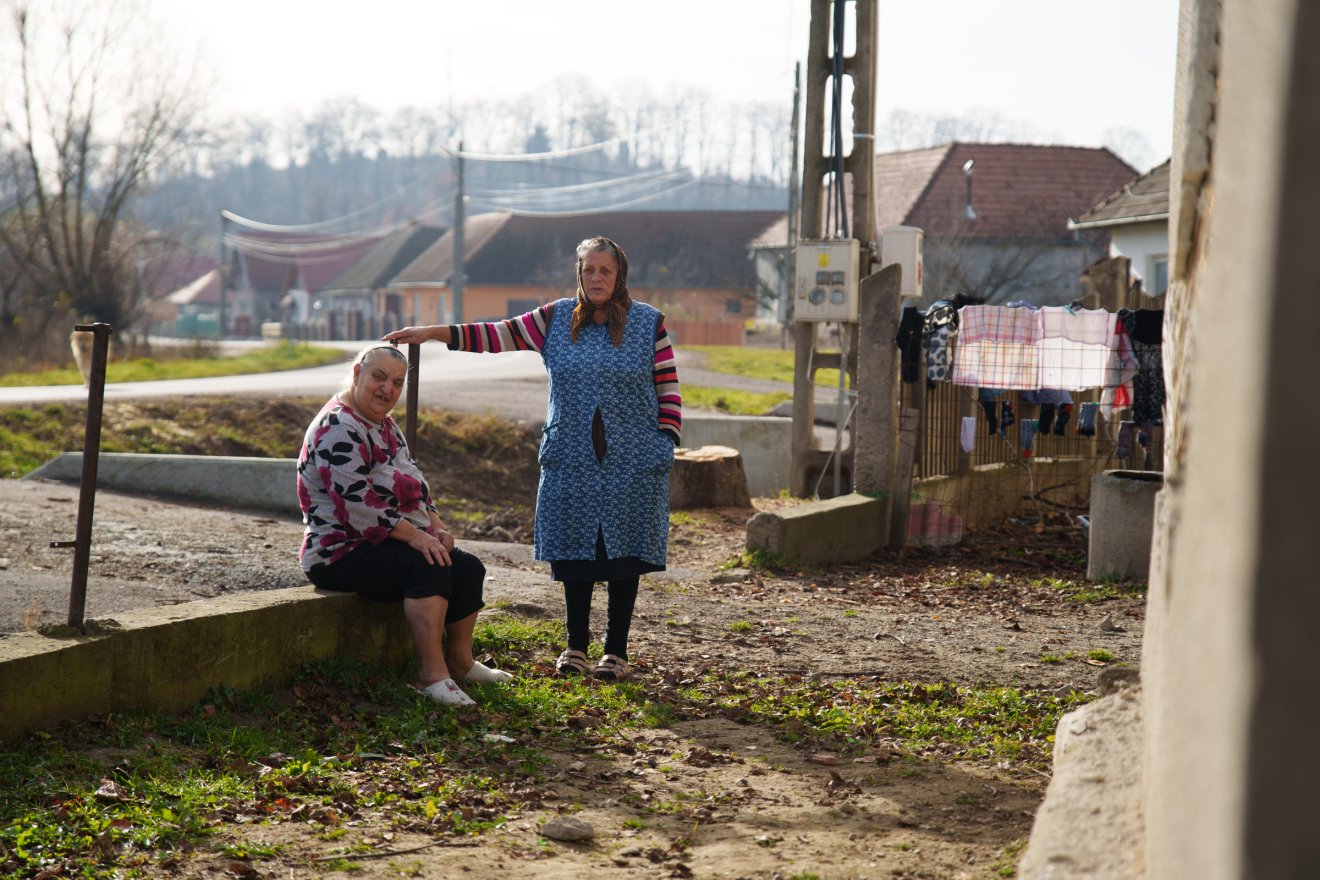 Vannak, akik rossz állapotú házzal és egy kisebb rakás fával vágnak neki a télnek •  Fotó: Tuchiluș Alex
