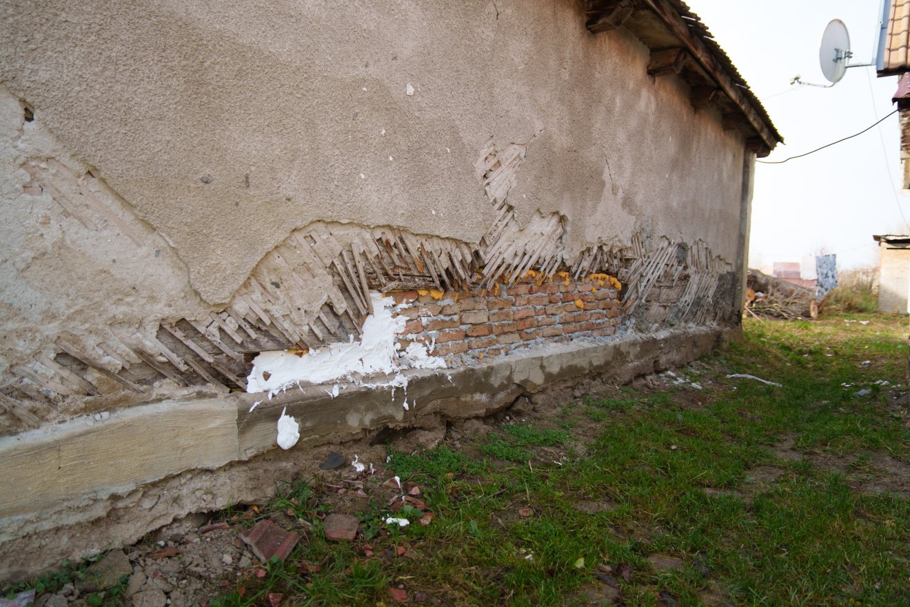 A ház oldalt beomlott, amennyire tudták, visszaépítették •  Fotó: Tuchiluș Alex