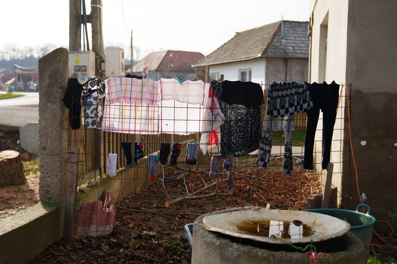 A nagyborosnyóiak szerint élelemre, meleg ruhára sincs elég pénzük, nemhogy házfelújításra •  Fotó: Tuchiluș Alex