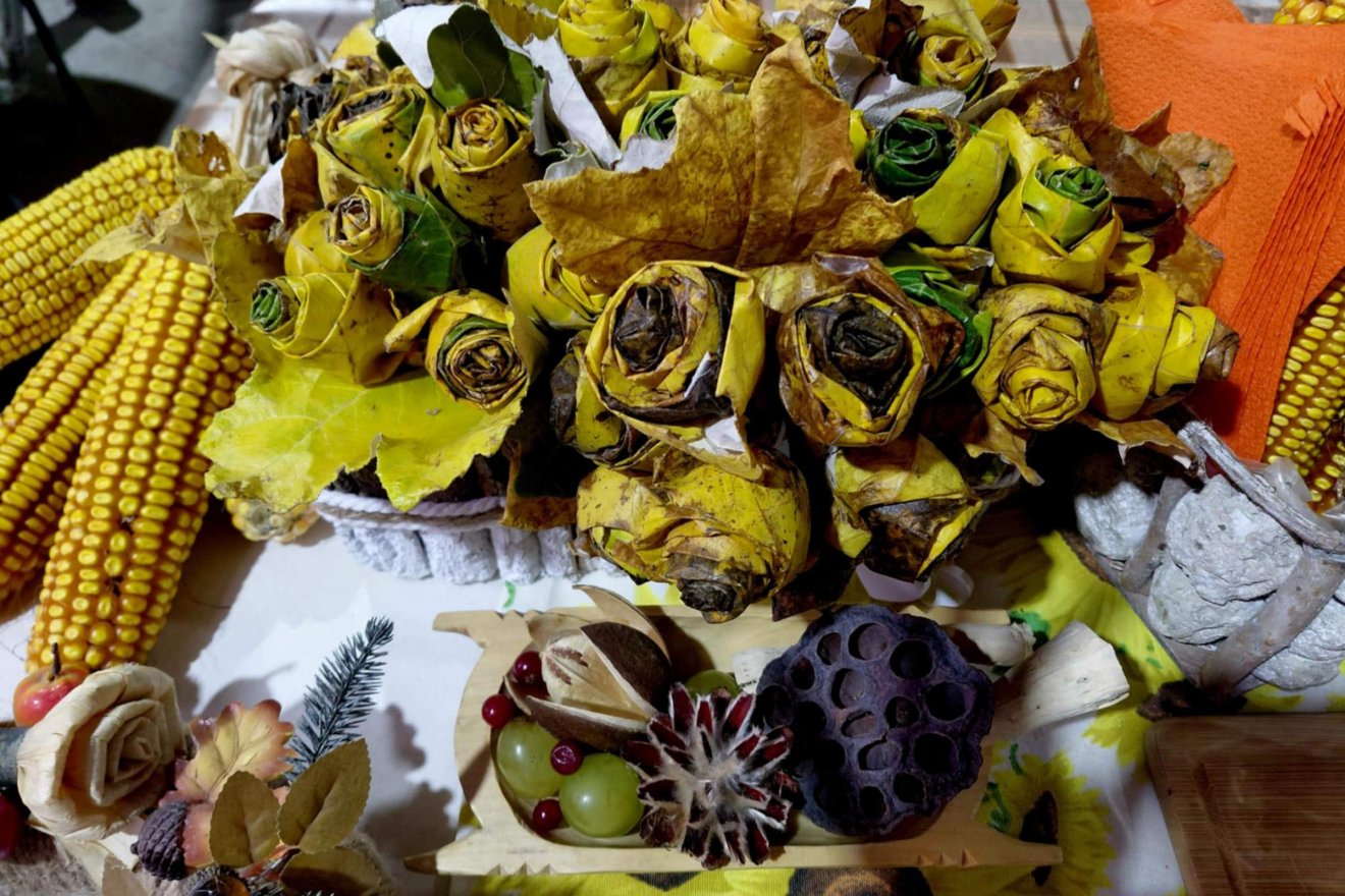 Az asztalok díszítését aprólékos gonddal végezték a résztvevők •  Fotó: Bodor Tünde