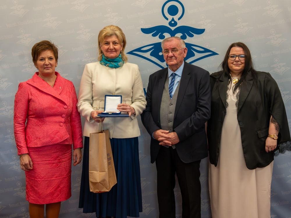 Az elismerést Sztakics Éva Judit, Sepsiszentgyörgy alpolgármestere vette át •  Fotó: Nemzeti Művelődési Intézet