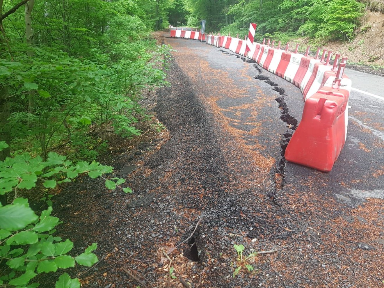 Többször is volt omlásveszély a Kézdivásárhely–Torja–Bálványos–Sepsibükszád útszakaszon. 2019-es felvétel. •  Fotó: DRDP Brașov/Facebook